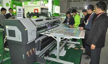 Китай Крен для того чтобы свернуть UV печатную машину, печатную машину CMYK UV планшетную поставщик